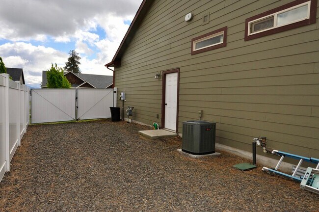 Building Photo - Luxury 3 bed 2 bath Rancher: Miller's Landing