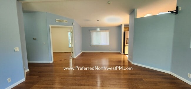 Building Photo - Lovely Home on the McKenzie River!