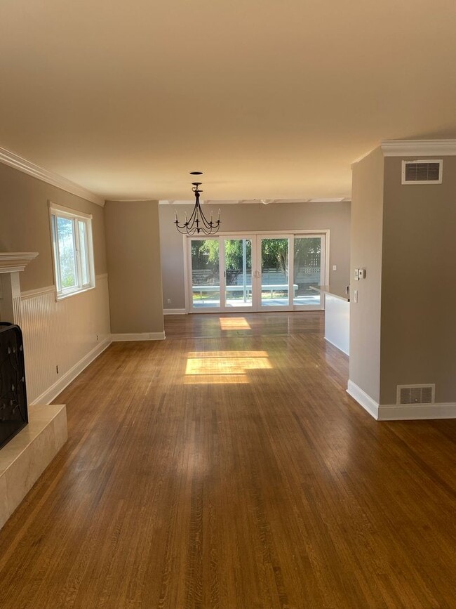 Building Photo - Beautiful Home in the Ventura Foothills