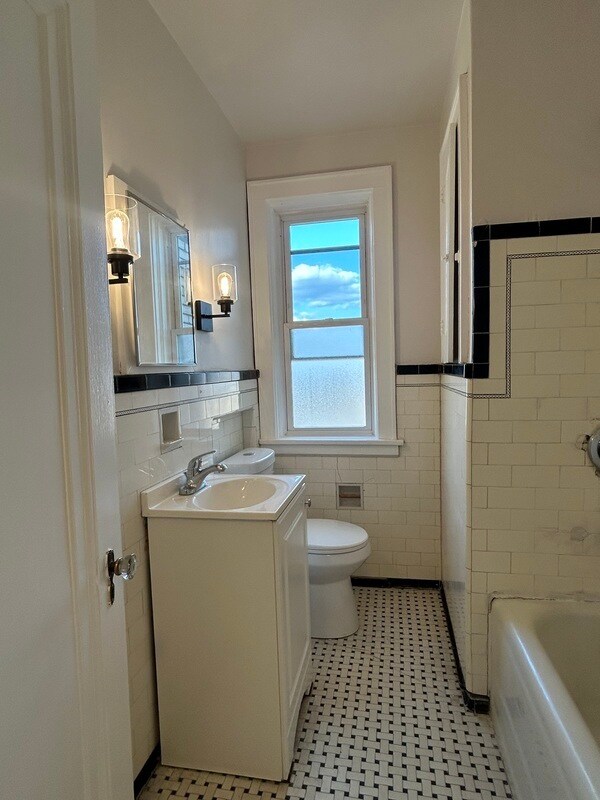 Building Photo - 2903 Voelkel Ave