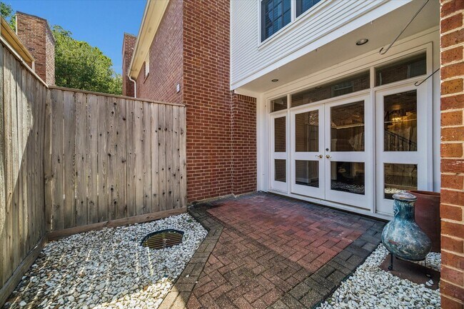Building Photo - 2732 Mid Ln