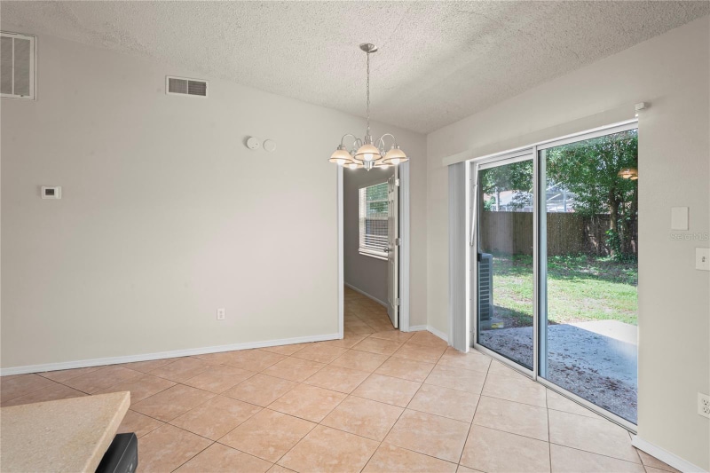 Building Photo - 4932 Hi Vista Cir