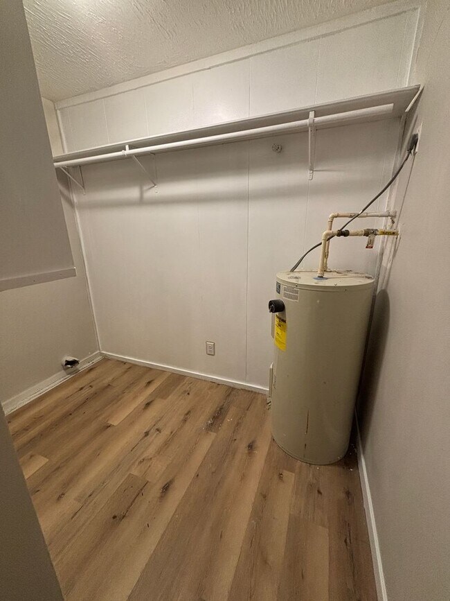 Building Photo - Newly Renovated 2 Bed 1 Bath Apt Move In Special!!