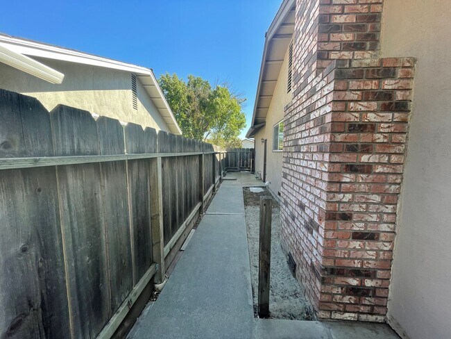 Building Photo - 3233 Nightingale Dr