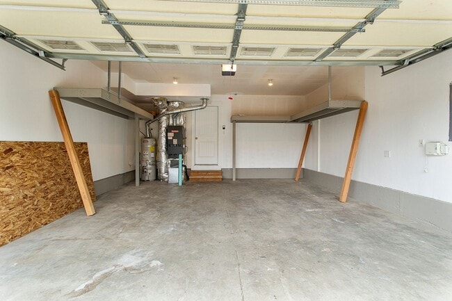 Building Photo - 4 bedrooms 2.5 bath, fenced backyard, AC, ...