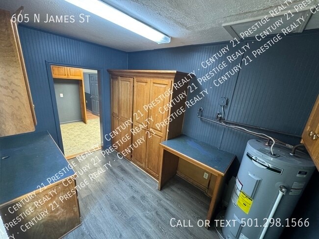 Building Photo - 605 N James St