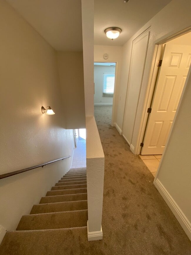 Building Photo - Quiet IB Townhome for Rent!