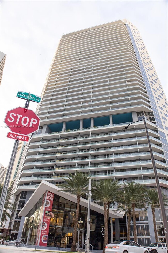 Building Photo - 1300 Brickell Bay Dr