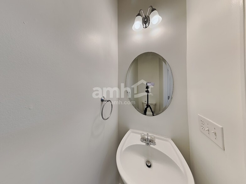 Building Photo - 9823 Jeanette Cir