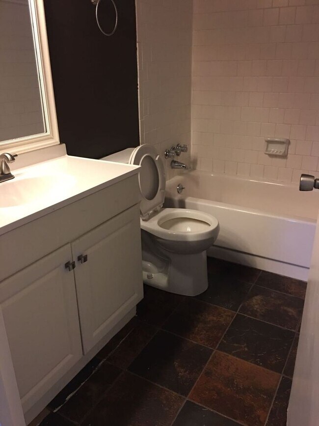 Building Photo - Renovated 2 Bedroom / 2 Bath Condo for Rent