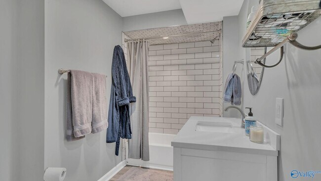 Building Photo - 511 Rainbow Dr