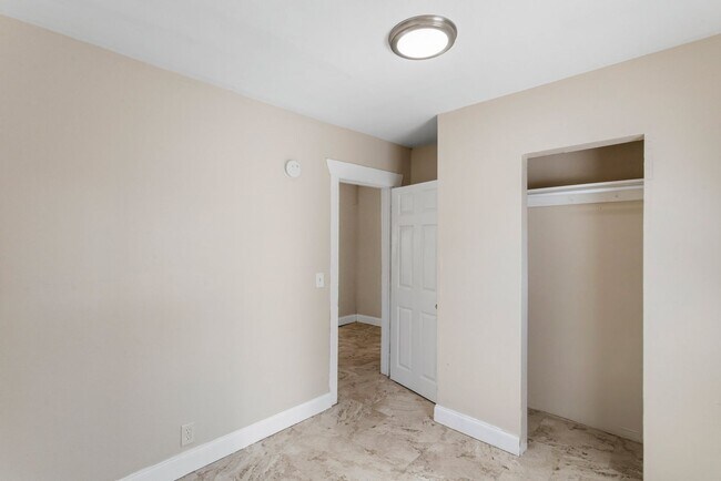 Building Photo - Cute 2bdrm/1bath house with large fenced y...