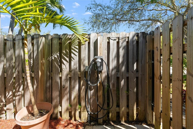 Building Photo - 340 City View Dr