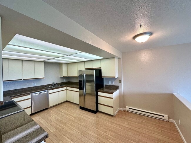 Building Photo - 600 S State St