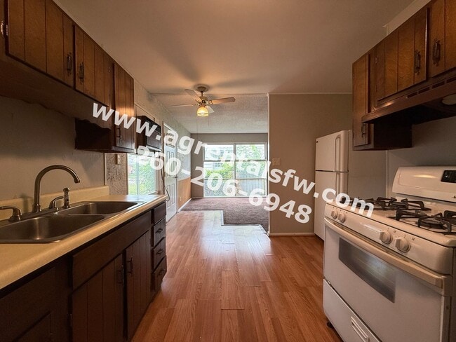 Building Photo - 2131 Cozy Ct