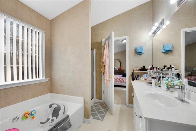 Building Photo - 10005 Lauren Hall Ct