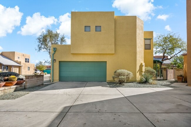 Building Photo - Paseo Estrella Gem at the base of Tucson icon A mountain! Minutes away from DownTown Tucson!