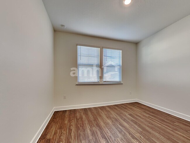 Building Photo - 11520 World Woods Ct