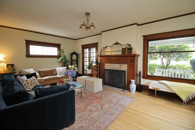 Building Photo - LAURELHURST: Classic 4 Bedroom Craftsman G...