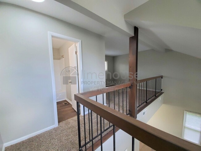 Building Photo - 1553 Beachview Dr