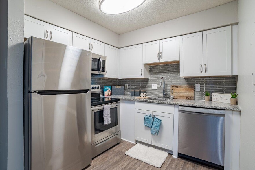 Building Photo - The Waterford Apartment Homes