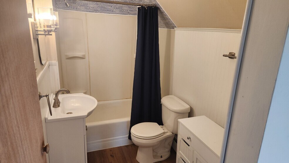 Bathroom - 274 Sweeney St