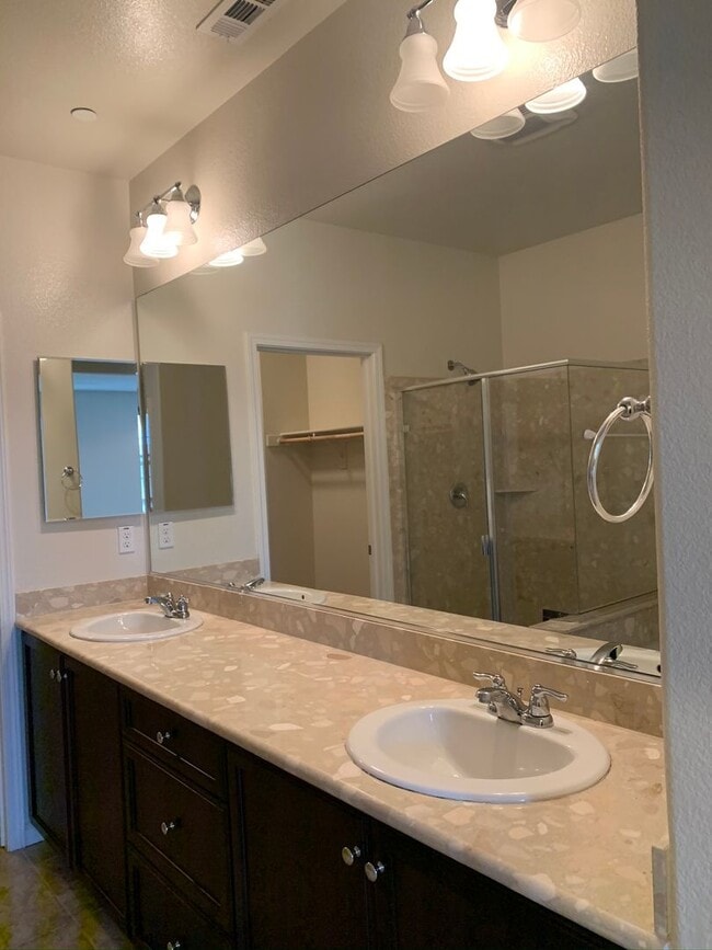 Building Photo - 3 Bed/3 Bath Newer Townhome in Desirable Ardenwood Neighborhood