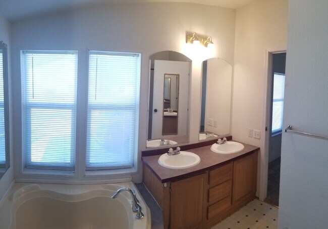 Building Photo - 3 bed, 2 bath home in Hibbard