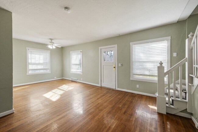 Building Photo - Sanders Beach home 3 bed 2 bath with second living room