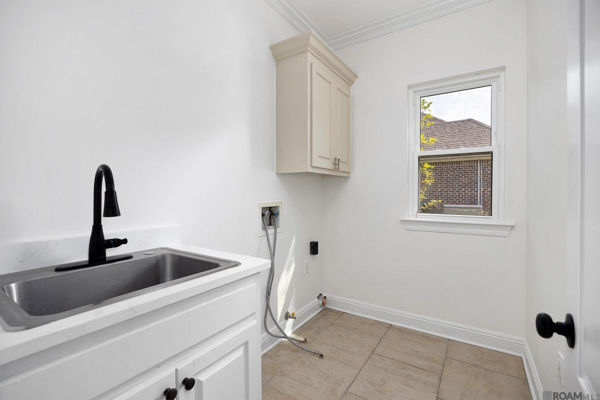 Building Photo - 10417 Oakline Dr
