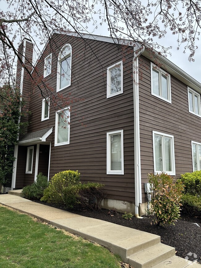 Building Photo - 281 Fox Run