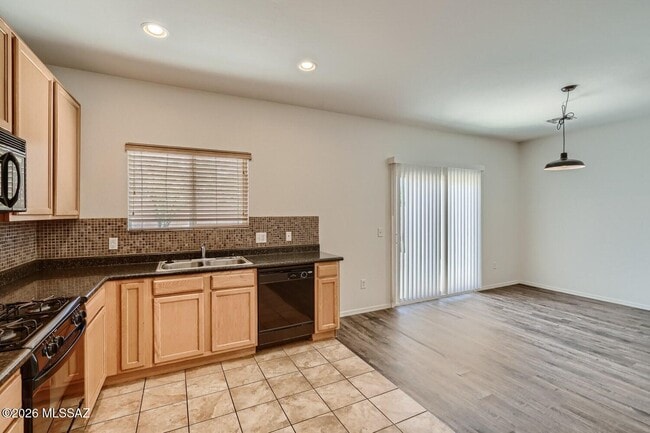 Building Photo - 8437 W Green Kingfisher Ln