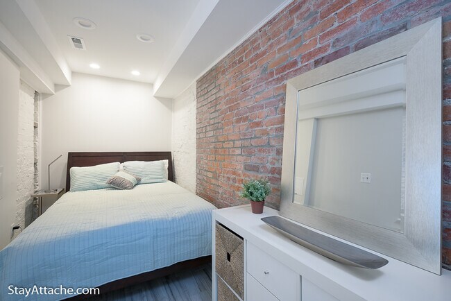 Building Photo - 2027 O Street NW Unit 1