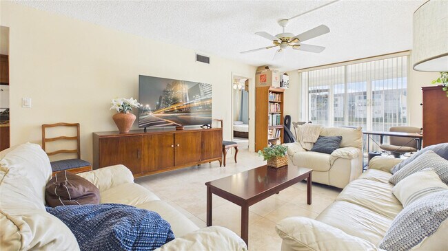 Building Photo - 381 S Hollybrook Dr