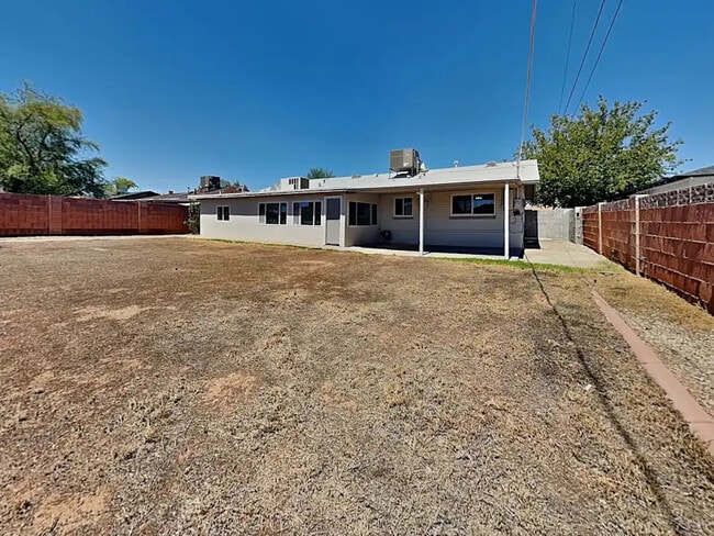 Building Photo - 7326 E Palm Ln
