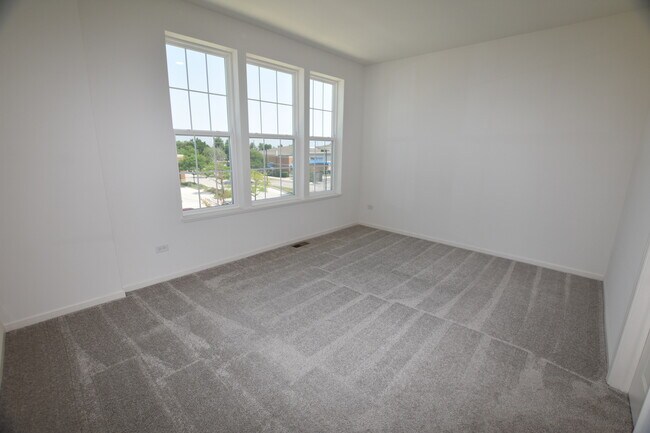 Building Photo - 2945 Showplace Dr
