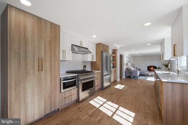 Building Photo - Just minutes to Park Potomac, Pike & Rose, I-270, and more