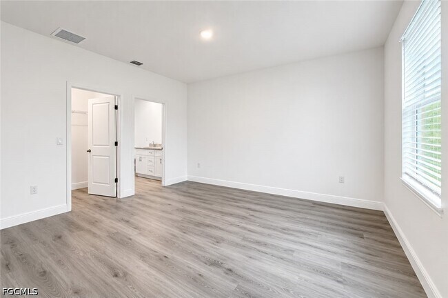 Building Photo - 537 Greenbriar Blvd