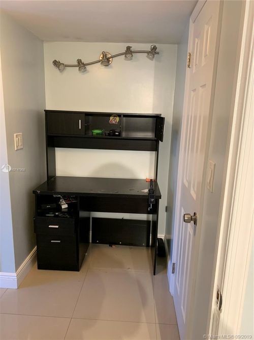 Building Photo - 900 NE 195th St