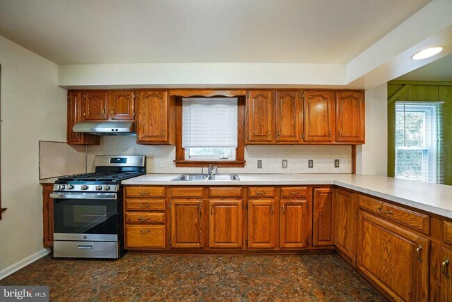 Building Photo - 624 Armstrong Ave
