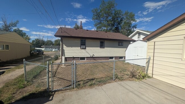 Building Photo - 2015 Bradley Ave