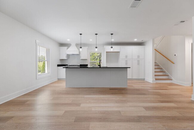 Building Photo - Four Bedroom Four Bath Home