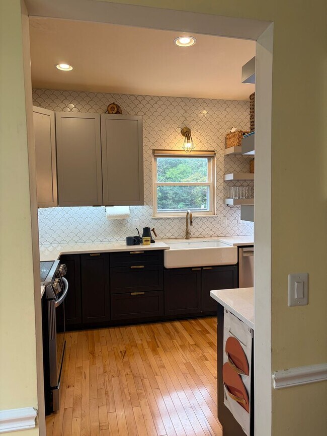 Building Photo - 4 Bedroom! Walk to Jim Warren Park, Frankl...