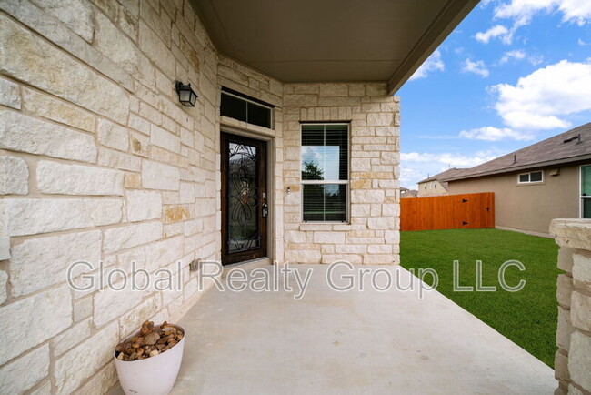 Building Photo - 548 Lilac Shls