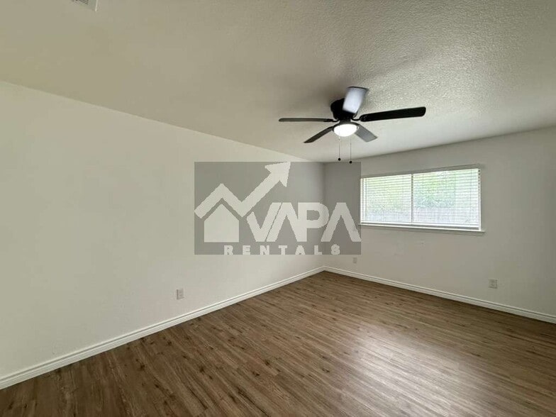 Building Photo - 9702 Hidden Ledge