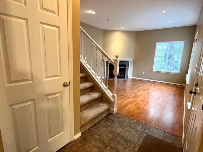 Building Photo - Gorgeous townhome in Redmond