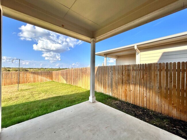 Building Photo - Spacious 4/BR 3/BA Home with Modern Upgrades