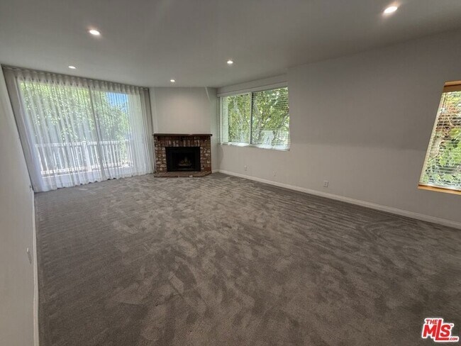 Building Photo - 14315 Riverside Dr