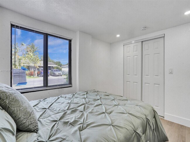 Building Photo - 3661 NE 8th Ave