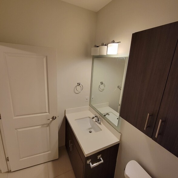 Private bathroom - 1121 W Cano St